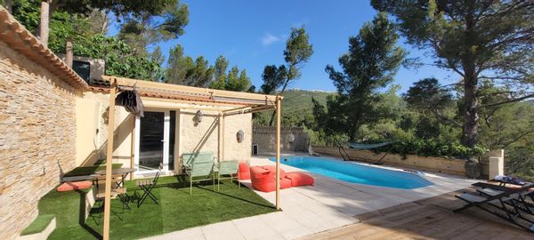 Magnifique studio avec piscine chauffée et une grande terrasse située dans un jardin de 800M2