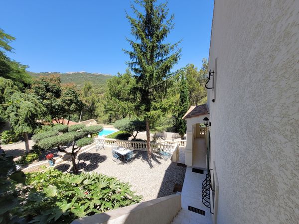Appartement au coeur de la nature avec accès à la piscine chauffée. Vue magnifique sur les collines
