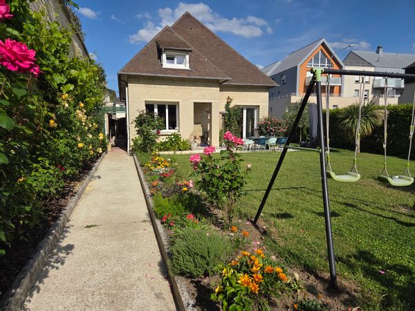 Jolie maison avec jardin, hypercentre de Caen, à 15 mn de la mer.