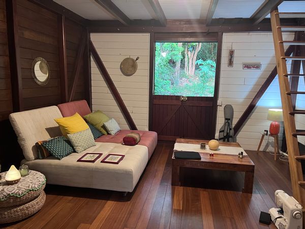 Cabane en bois sur pilotis dans la foret Caribeenne