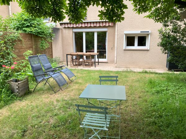Maison avec jardin près de Paris (15 min en métro)