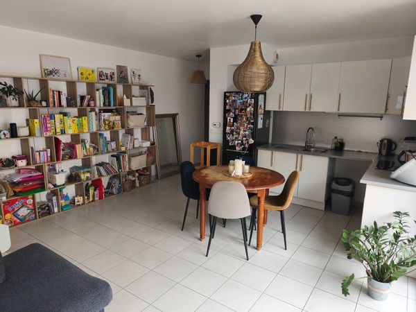 Agréable appartement au sein d'une résidence calme et sécurisée.
