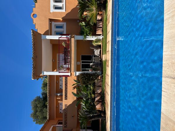 Appartement lumineux, terrasse tropicale, accès piscine, proche Dénia, Jávea et plages.