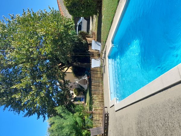 Maison colorée avec jardin et piscine - idéale pour famille avec enfants !