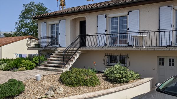 Maison agréable et fonctionnelle. Située sur Poitiers dans une impasse, quartier calme.
