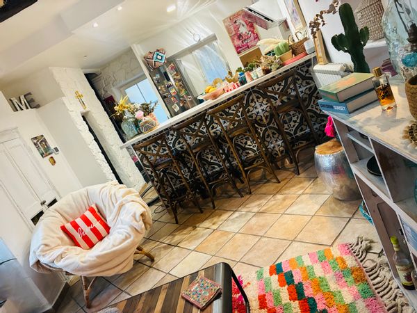 Jolie maison de village atypique pleine de charme au cœur de la Provence.