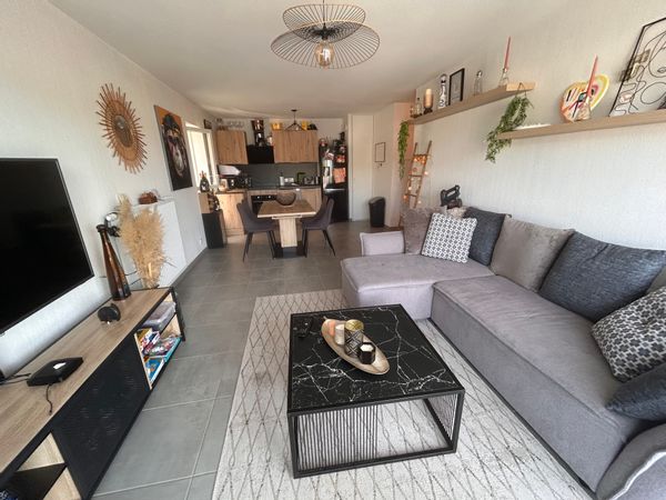 Appartement moderne avec grande Terasse vue montagnes - proche mer -  2 chambres - 6 personnes max