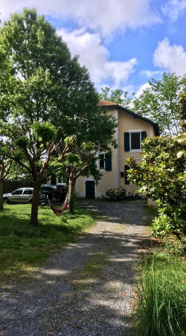 Grande maison familiale de caractère, près de l'océan, dans un quartier résidentiel boisé