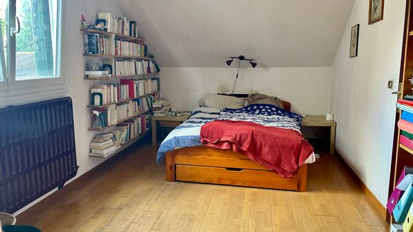 Un étage complet avec 2 chambres et une salle de bain privative chez nous.