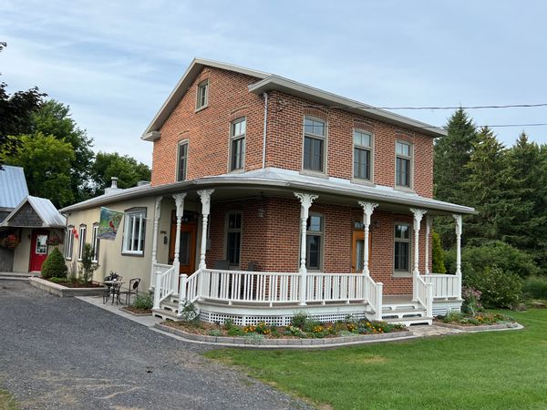 Maison de campagne isolée et centenaire. Voisins éloignés. À 45 minutes de Montréal