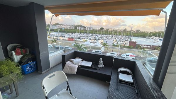 Appartement T3 face mer à Étang Z’Abricots, 2 chambres, SDB, marina, vidéoprojecteur.