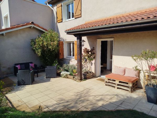 Petite maison à la ville comme à la campagne ! Confortable et familiale.