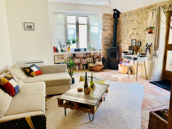 Maison cour ensoleillée au coeur d'un village médiéval