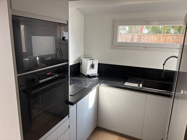 Maison rénovée en 2025 2 chambres  1 salle de bain  Une cuisine équipée Un jardin mitoyen