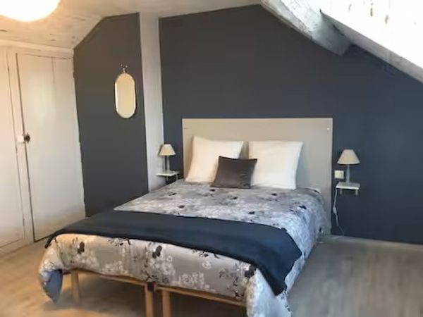 Notre maison est une agréable maison de ville située dans les remparts de la ville.