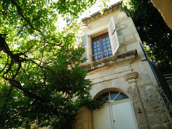 Maison en pierres dans village médiéval
