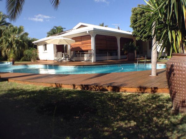 Studio tout confort, totalement indépendant. Grande piscine et jardin arboré à votre disposition.