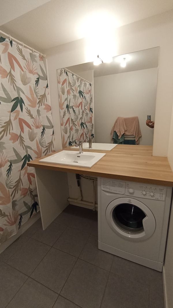 Mon appartement est situé en plein coeur de Pessac, au calme.