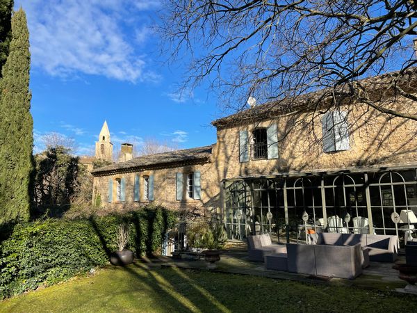 La maison de Etienne est une maison ancienne de village avec jardin de 5000m2 et piscine