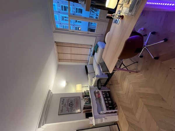 Appartement situé dans une rue calme au milieu du centre d’Amsterdam, avec vue sur les canaux.