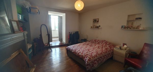 Une grande chambre pour 2 max, au 2ème étage avec un lit double et la salle de douche privative.