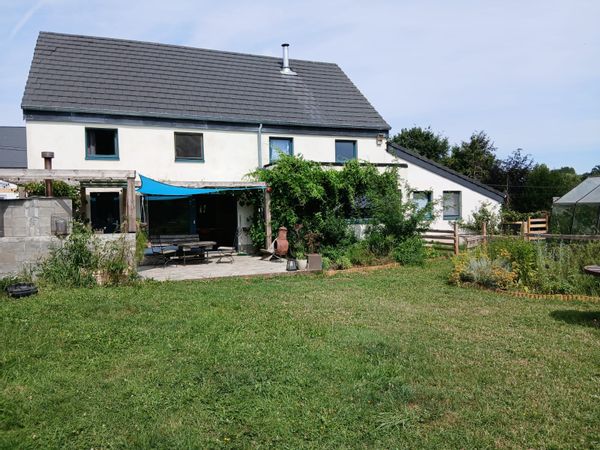 Grande maison de campagne dans un petit hameau à proximité de villes historiques comme Huy ou Namur
