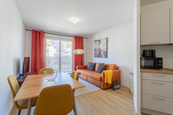 T2 - à 6 min à pied du RER A situé entre Paris Gare de Lyon, Orly et Disneyland Paris avec parking.