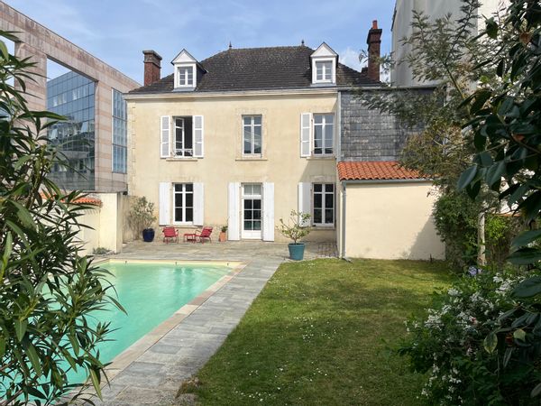 Maison familiale cœur de ville avec piscine