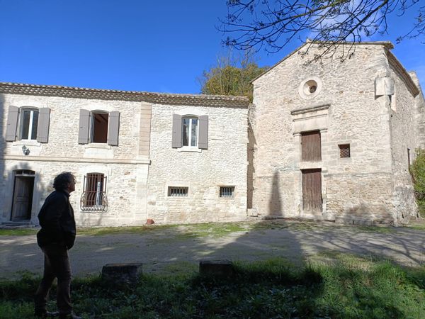 Ancien mas provençal avec chapelle privée, comprenant 4 voir 5 chambres.