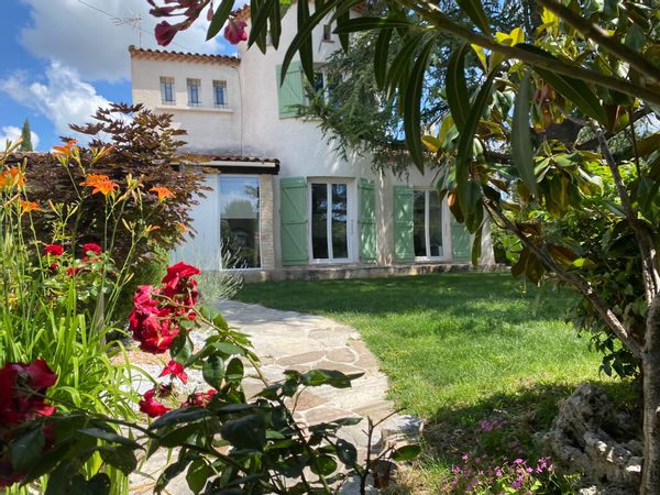 Villa Célestine, 160m² pour famille : piscine couverte, jardin centenaire, aux portes de Montpellier