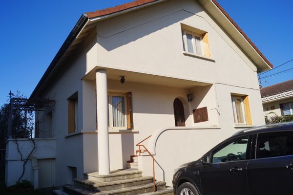 La maison en ville proche du centre-ville (10 à 15 minutes à pieds).