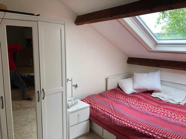 Une chambre lumineuse dans une maison tranquille à une heure de Paris