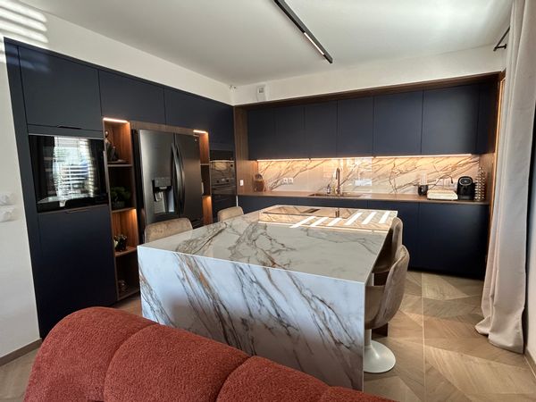 Appartement haut standing avec ambiance design et matériaux premium