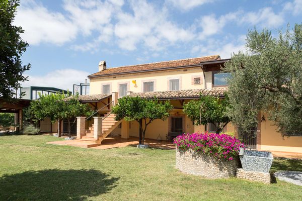 La maison de Victoria, Manuel and Ochi