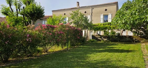 Grande maison de village entièrement rénovée, 5 chambres, tout confort, calme avec jardin clos.