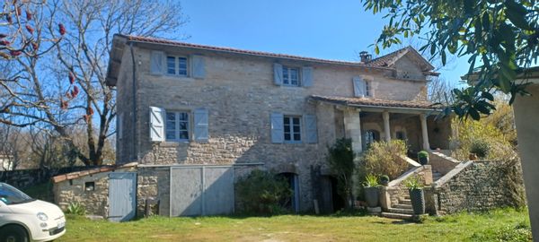 Magnifique  Maison Individuelle  Typique Querçinoise  en Pierre du Lot dans un Hameau ( non isolé )