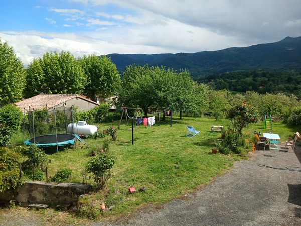 Grande maison avec un beau jardin exposé sud, avec une vue magnifique sur les montagnes