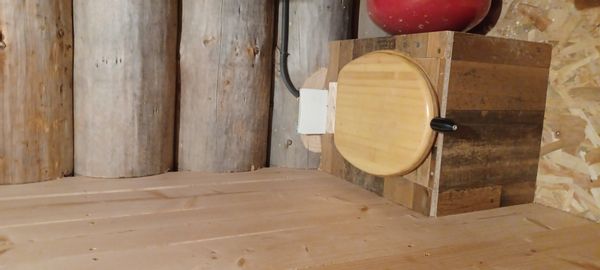 Jolie maison écologique neuve, construite en rondins de bois (fuste)