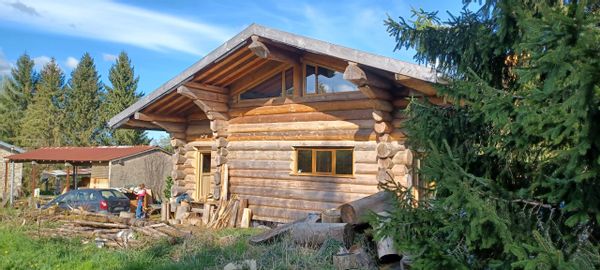 Jolie maison écologique neuve, construite en rondins de bois (fuste)