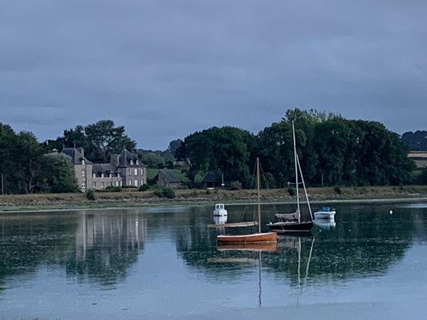 Chambre romantique vue mer dans manoir breton