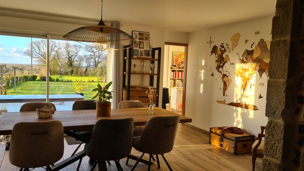 Maison avec une grande pièce de vie, trois chambres, une terrasse et un jardin à 10 min de Binic.