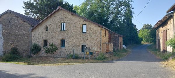 Petite grange au coeur d'un hameau limousin sur le chemin de Compostelle.