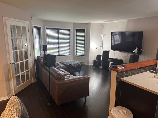 Situé à proximité du quartier dix30 vous serez charmé par le quartier