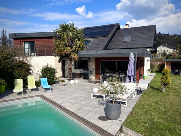 Grande maison de 10-11 pers avec piscine privée, terrasse, vue montagne et à 4km du lac