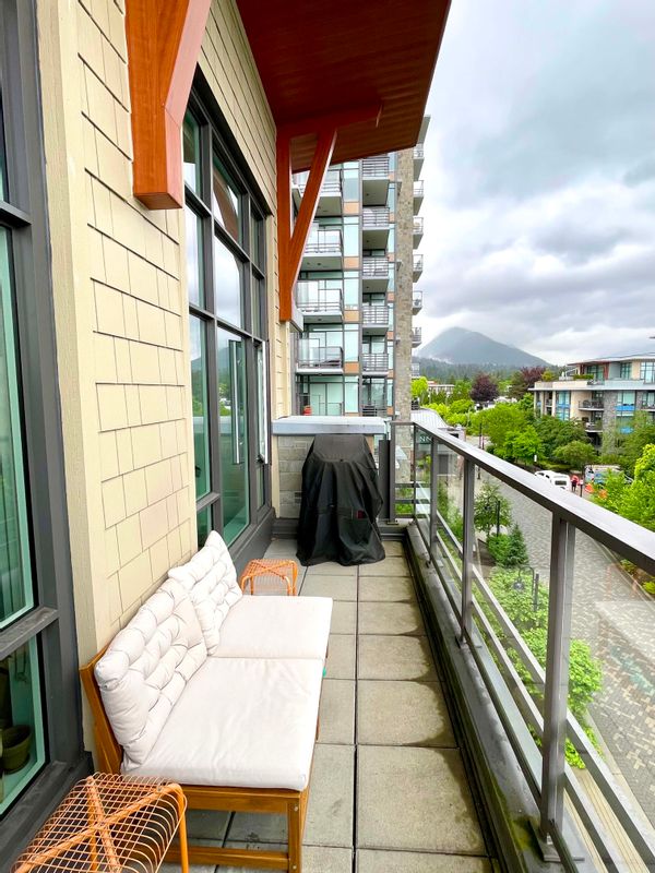Appartement 2 chambres, 2 salles de bains, au pied des montagnes de North Vancouver