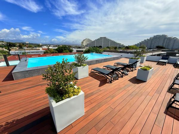 Appartement avec une piscine en rooftop et une grande terrasse de 18 m2