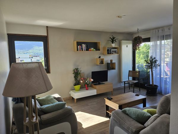 Appartement lumineux au dernier étage – Annecy (ville entre lac et montagnes)