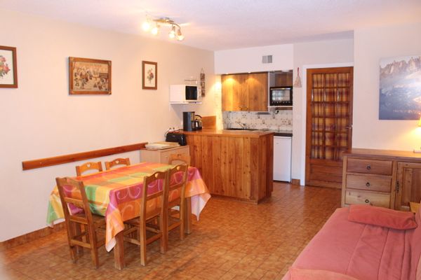 L'appartement est situé au calme dans le village. garage. Espace vert devant l'immeuble. tout à pied