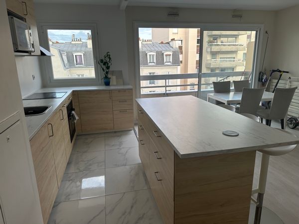 Appartement 2 pièces avec balcon limitrophe de Paris. Et à 5 min à pied du bois de Vincennes.
