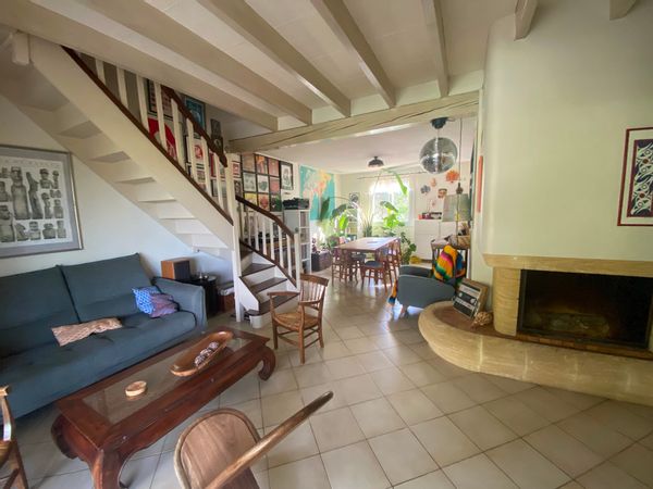 Grande maison lumineuse, chambres spacieuses.  Intérieur cosy, cheminée. Extérieur agréable, piscine